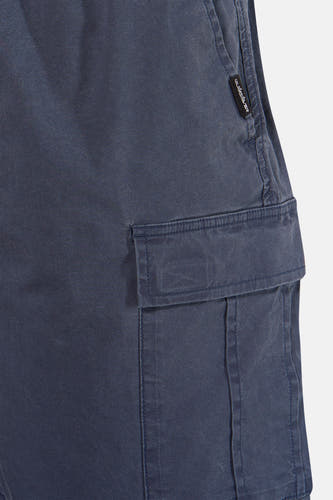 Blauwe short van Quiksilver met zijzak, klein zwart logo-label en zichtbare stiksels op gestructureerde stof.