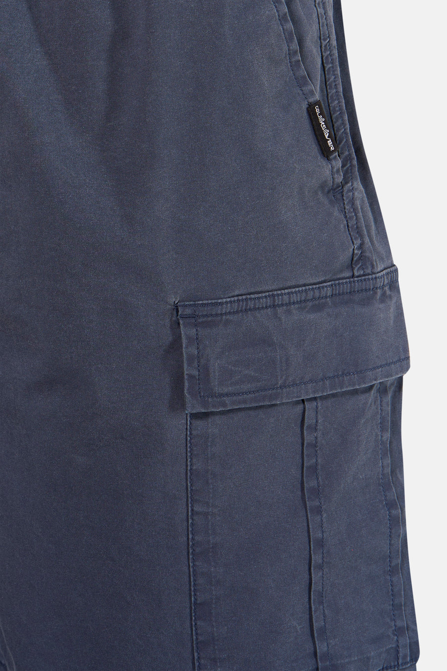Blauwe short van Quiksilver met zijzak, klein zwart logo-label en zichtbare stiksels op gestructureerde stof.