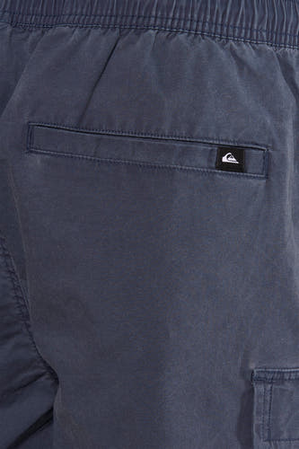 Short bleu marine Quiksilver avec taille élastique, poche à rabat avec logo et poche cargo.