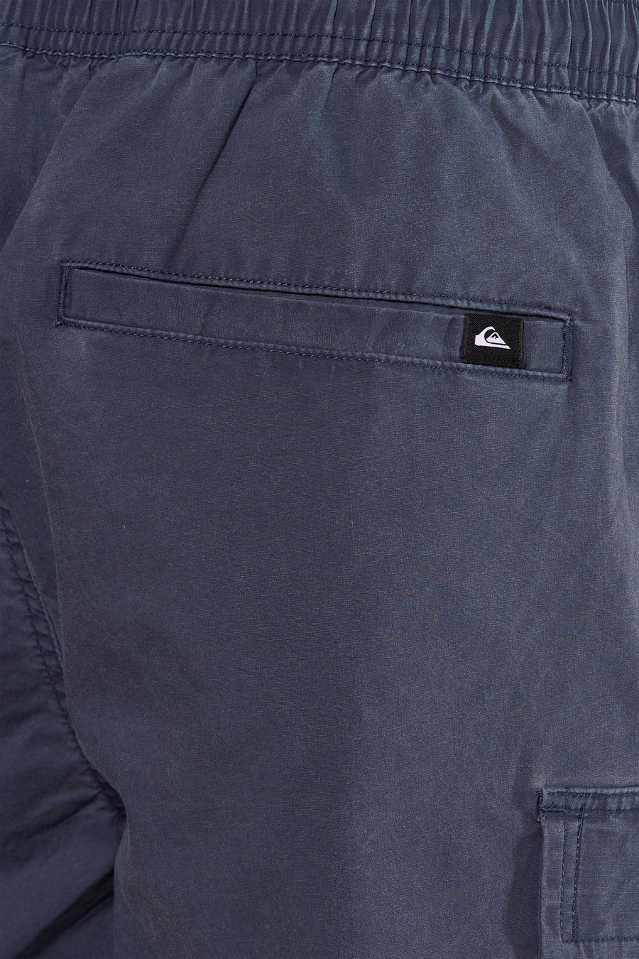 Short bleu marine Quiksilver avec taille élastique, poche à rabat avec logo et poche cargo.