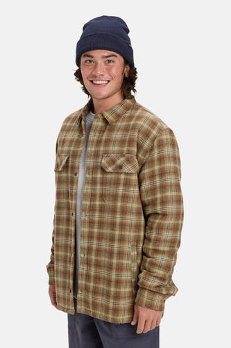 Chemise multicolore à longues manches de Quiksilver, avec un motif de lunettes et portée avec une beanie bleue.
