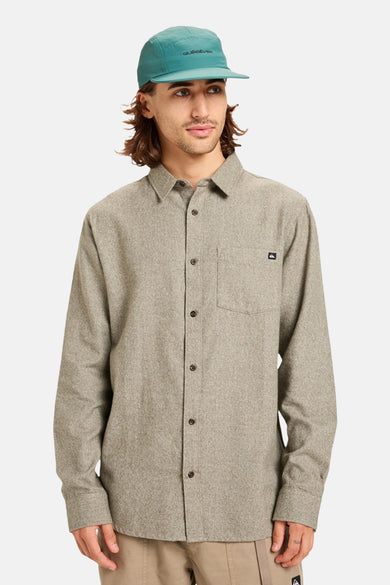 Kaki hemd met lange mouwen van Quiksilver, met borstzak en knoopsluiting.