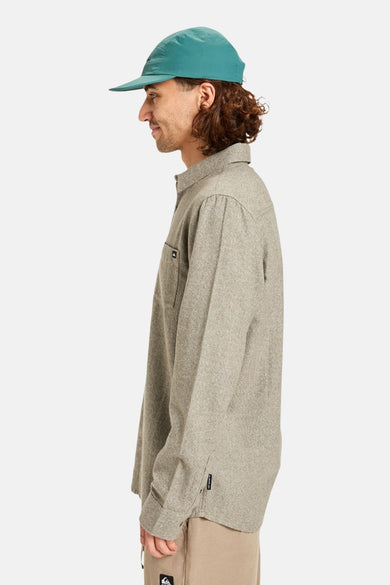 Kaki hemd met lange mouwen van Quiksilver, met een borstzak, in zij-aanzicht.