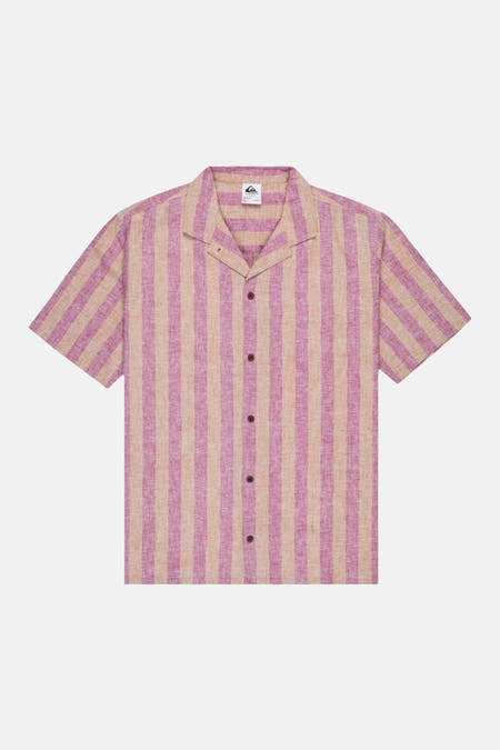 Roze gestreept overhemd met korte mouwen van Quiksilver, met een kraag en knoopsluiting.