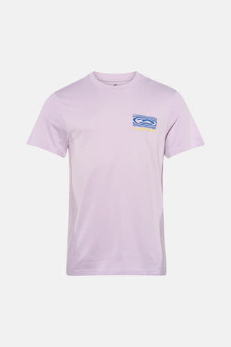 T-shirt à manches courtes violet de Quiksilver, avec un imprimé rectangulaire dans le dos, porté avec un jean.