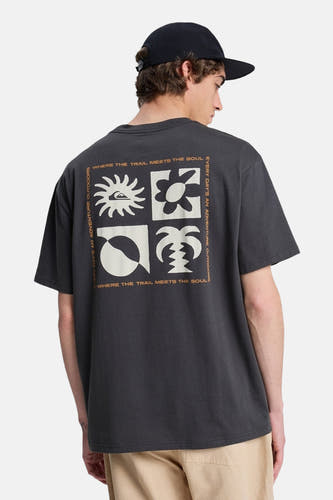 T-shirt noir Quiksilver, avec motif graphique carré au dos et casquette noire.