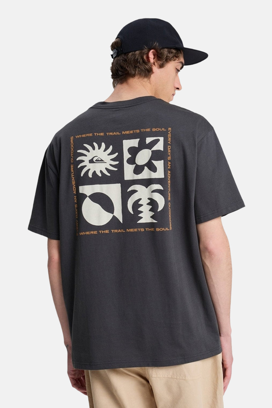 T-shirt noir Quiksilver, avec motif graphique carré au dos et casquette noire.