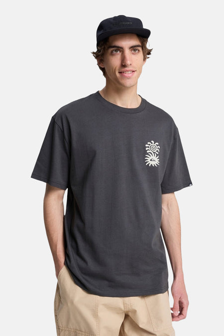 Zwart T-shirt van Quiksilver, met korte mouwen en een grafische print op de borst.