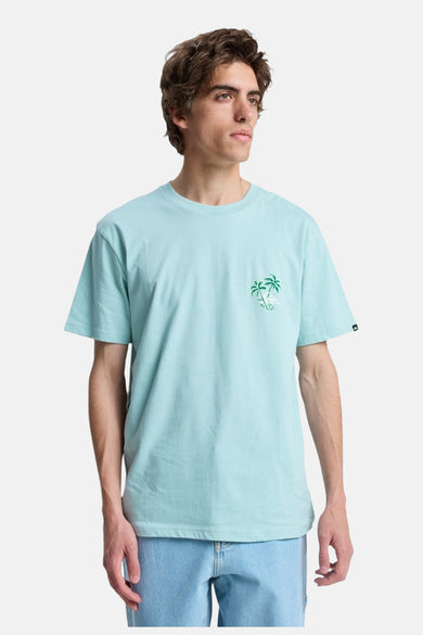 T-shirt bleu Quiksilver, à manches courtes et avec un petit imprimé palmiers, vu de profil.