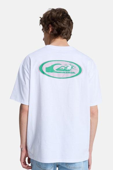 T-shirt blanc à manches courtes Quiksilver, avec logo sur la poitrine et porté avec un jean clair.