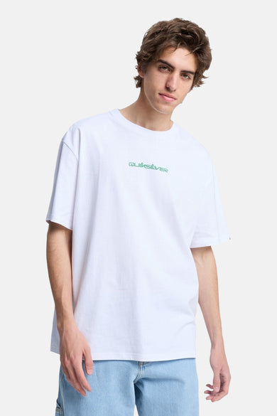 T-shirt blanc à manches courtes Quiksilver, motif uni porté avec un short en jean clair.