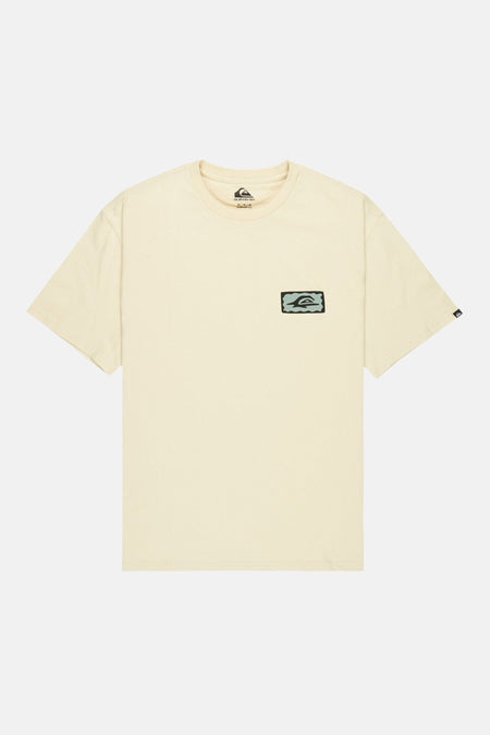 T-shirt écru à manches courtes Quiksilver, avec un petit logo sur la poitrine et un logo sur la manche.
