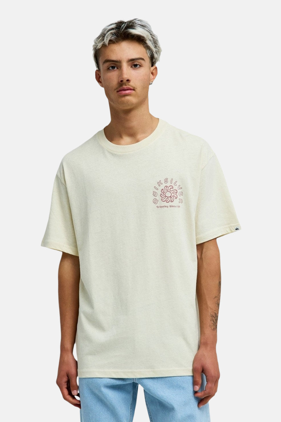 Ecru T-shirt van Quiksilver, met een kleine grafische print op de borst en korte mouwen.