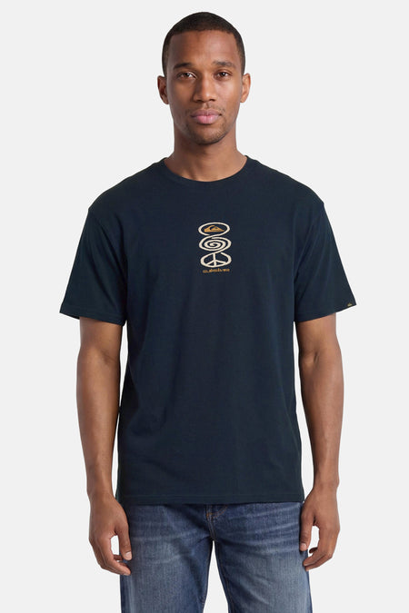 Blauw T-shirt van Quiksilver met gestapelde symbolen en tekst op de borst, gedragen door een man.