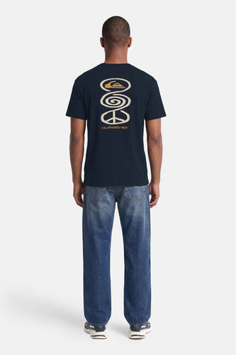 Blauw T-shirt met korte mouwen van Quiksilver, met crèmekleurige golflogo, spiraal, vredesteken en 'QUIKSILVER' print op de rug, gedragen door een man.