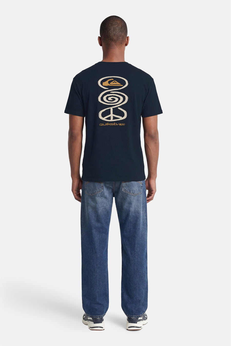 Blauw T-shirt met korte mouwen van Quiksilver, met crèmekleurige golflogo, spiraal, vredesteken en 'QUIKSILVER' print op de rug, gedragen door een man.