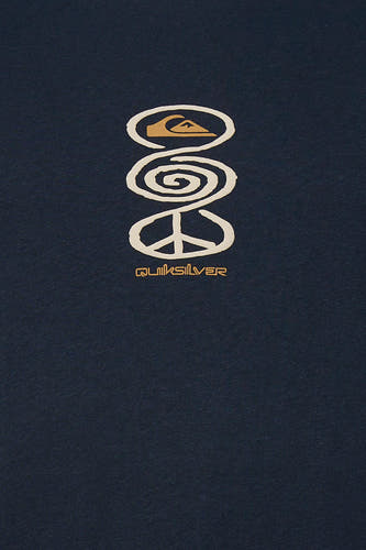 T-shirt bleu de Quiksilver, avec imprimé graphique d'une spirale, d'un signe de paix et du nom de la marque.