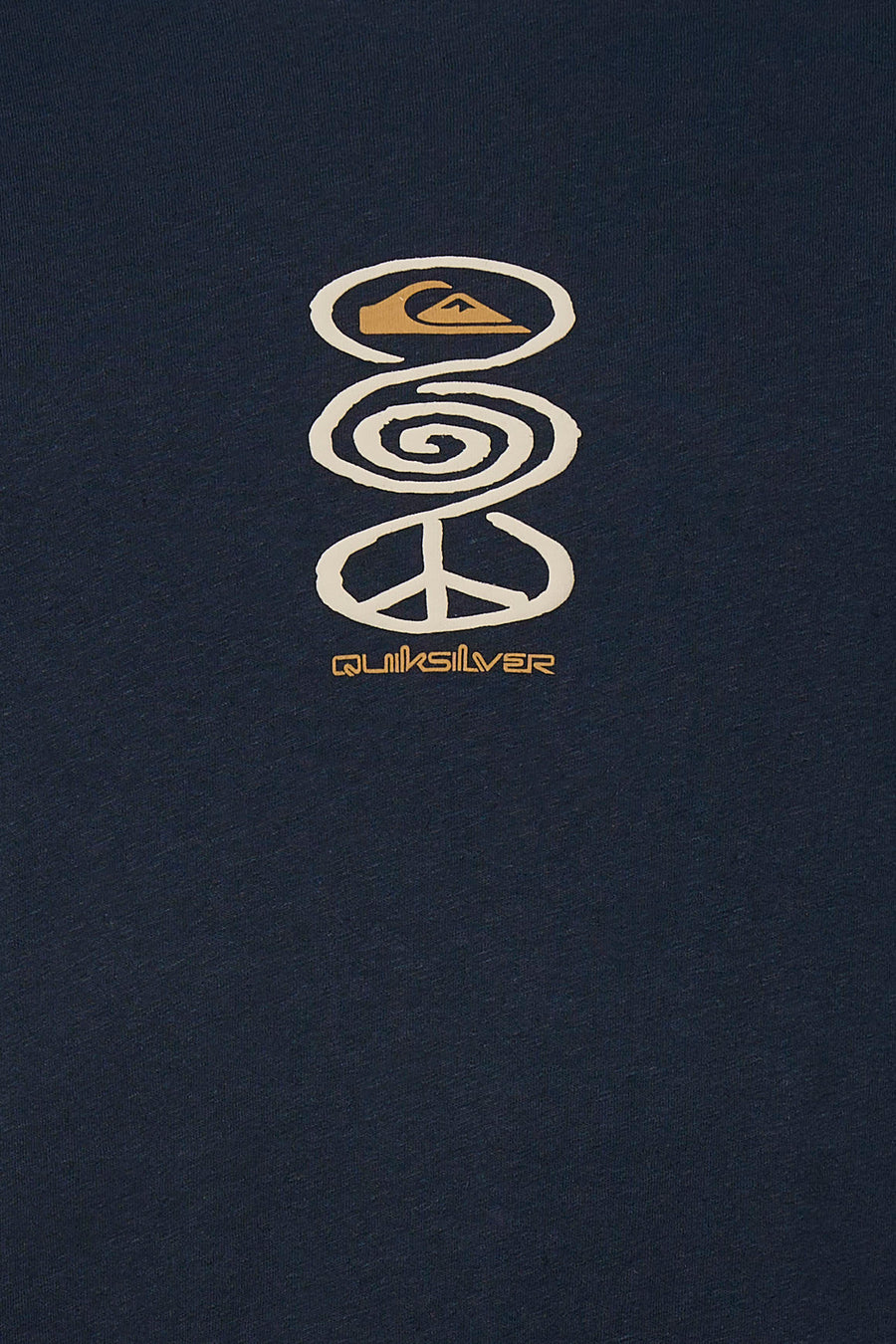 T-shirt bleu de Quiksilver, avec imprimé graphique d'une spirale, d'un signe de paix et du nom de la marque.