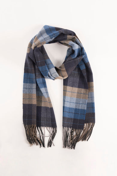 Écharpe d'hiver bleue Access® avec un motif de fenêtre et des franges aux extrémités.
