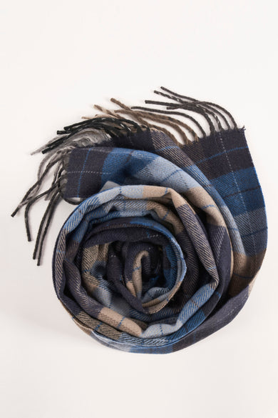 Écharpe d'hiver bleue Access® avec une forme roulée et un motif à carreaux.