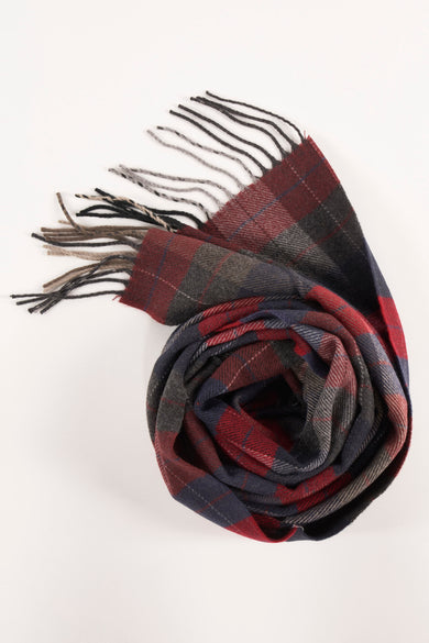 Rode wintersjaal van Access® met een geruite tartan patroon en franjes.
