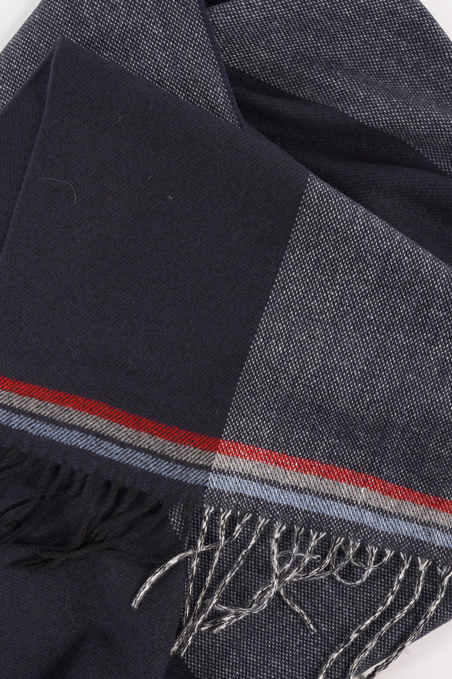 Écharpe d'hiver bleue Access® avec franges et un motif de lignes et de points.