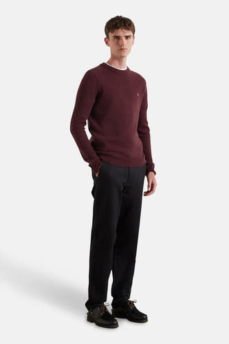 Pull-over rond col en Bordeaux de FARAH, porté avec un pantalon noir et des chaussures foncées.