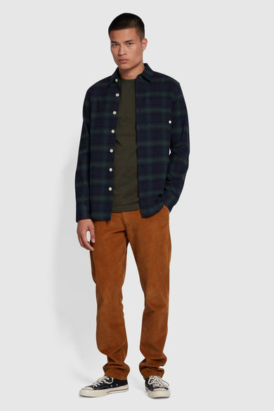 T-shirt vert de mantes courtes FARAHARAH, porté sous un flan fl en flanelle et des pantalons corduroy marron.