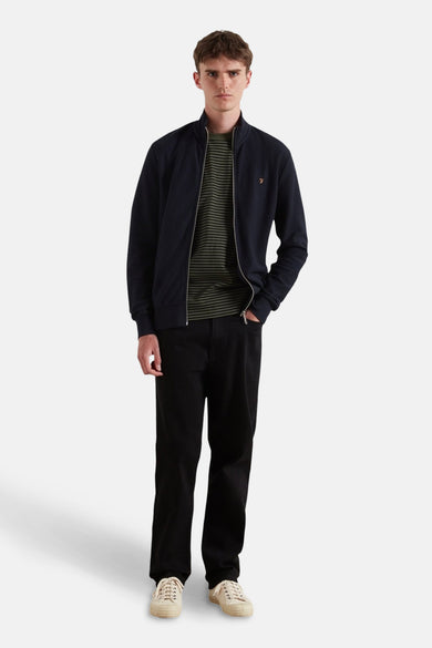 T-shirt rayé vert avec manches courtes de FARAH, porté sous un bomberjack bleu marine et un pantalon noir.