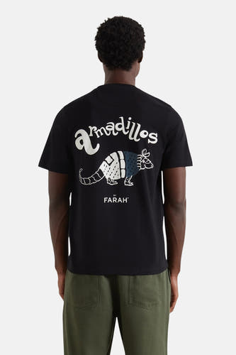 Zwart T-shirt met korte mouwen van Farah, met een armadillo-illustratie op de achterkant. Groene broek.