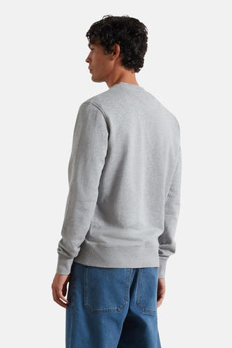 Grijze sweater van FARAH, gezien van achteren, gecombineerd met blauwe jeans.