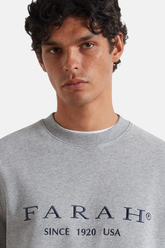 Grijze sweater met ronde hals van FARAH, met marineblauwe merknaam en 'SINCE 1920 USA' onderaan.