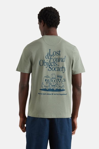 T-shirt vert avec manches courtes de FARAH, imprimé d'objets perdus sur le dos.
