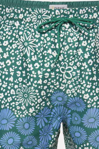 Groene zwemshort van FARAH, met witte bloemenprint bovenaan en blauwe bloemen onderaan.