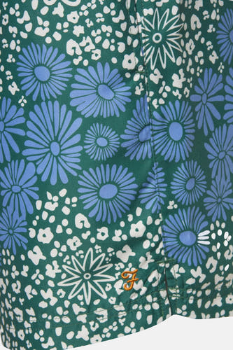 Groene zwemshort van FARAH met blauwe bloemen en witte luipaardprint.