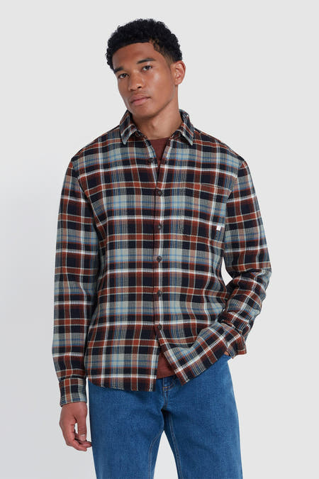 Multikleurig overhemd met lange mouwen van FARAH, met een ruitpatroon, gedragen met een bruin T-shirt en blauwe jeans.
