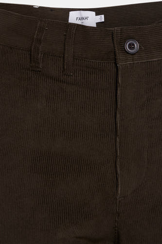 Pantalon FARAH en corduroy, avec une fermeture à boutons et des passants.