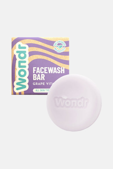 Produit de soin multicolore de WONDR CARE, représentant le visage d'une femme souriante avec des cheveux bouclés.