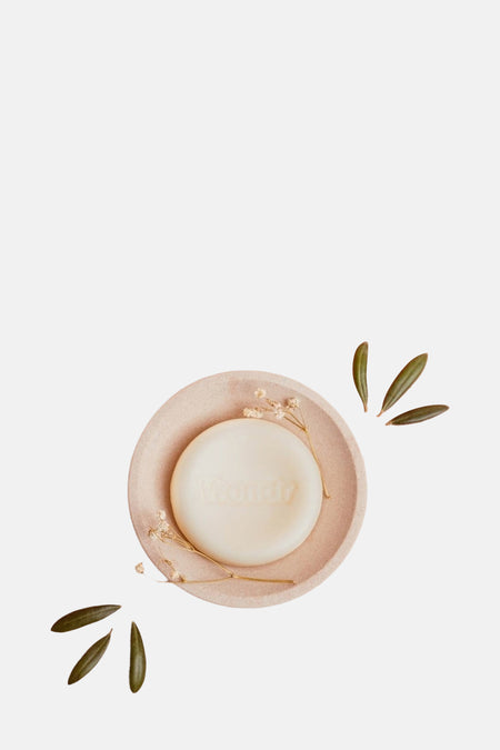 Soins roses de WONDR CARE, avec des fleurs et des feuilles vertes dans un cadre minimaliste.