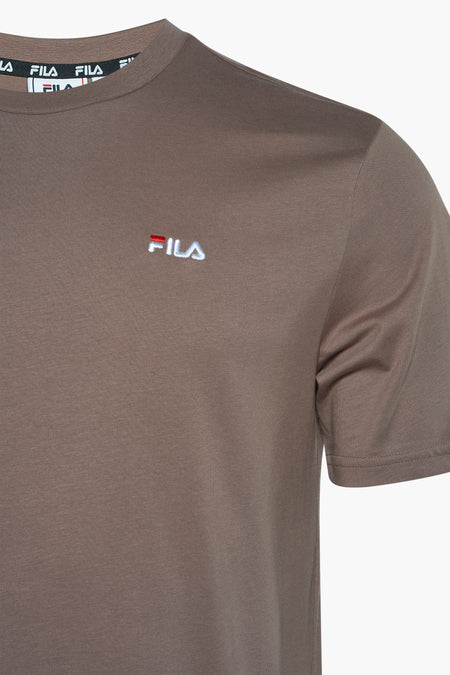 Bruine korte mouw T-shirt van FILA met geborduurd logo op borst en merkbandje aan kraag, close-up weergave