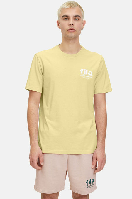 Geel T-shirt met korte mouwen van FILA, met witte merklogo print op de borst.
