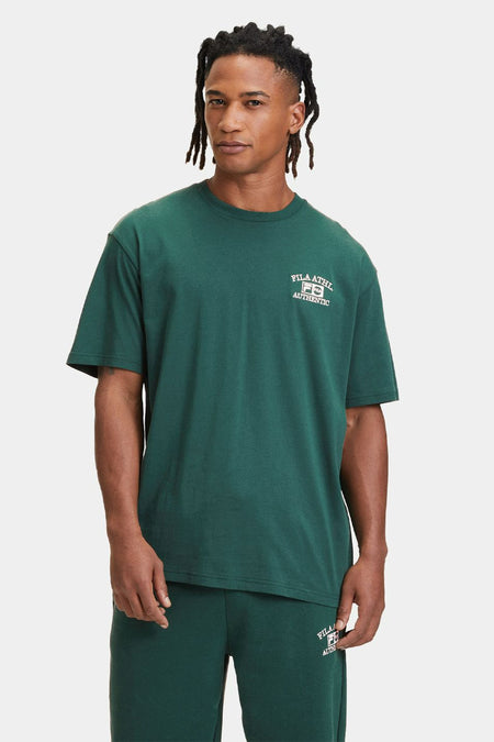 Groen T-shirt met korte mouwen van FILA, met witte opdruk op de borst en groene joggingbroek.
