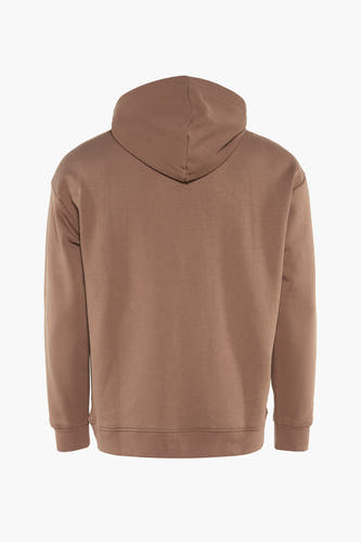 Bruine sweater met kap van FILA, gezien vanaf de achterkant op een witte achtergrond.
