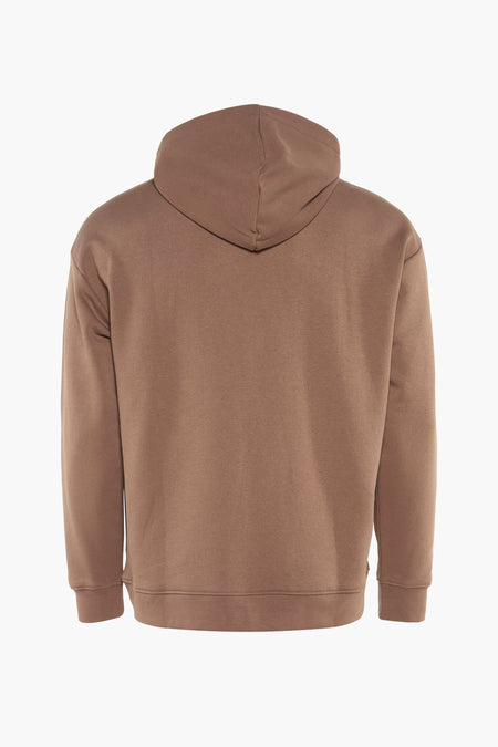 Bruine sweater met kap van FILA, gezien vanaf de achterkant op een witte achtergrond.
