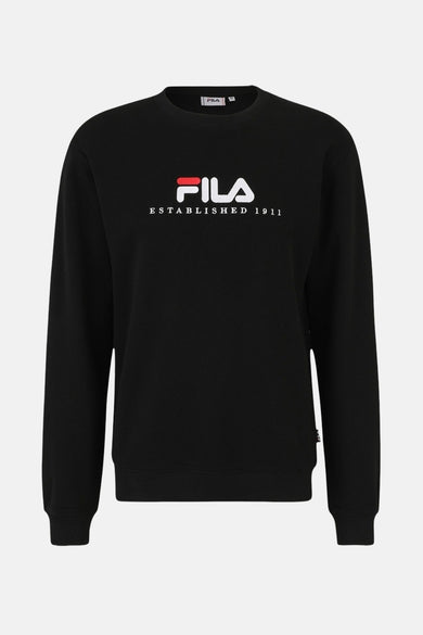 Zwarte ronde hals sweater van FILA met wit logo en rode accent, voorzien van ribboorden aan kraag, mouwen en zoom, front view.
