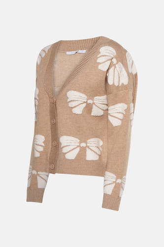 Beige cardigan van HAILYS, met groot wit strikjespatroon en lange mouwen.
