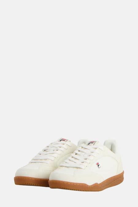 Witte sneakers van FILA met bruine zool en subtiel logo.
