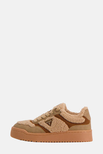 Sneakers marrons de Guess avec des détails en suède et en teddy, vue latérale.