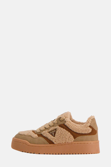 Sneakers marrons de Guess avec des détails en suède et en teddy, vue latérale.