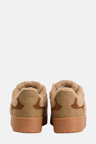 Sneakers marrons de Guess avec une doublure en teddy beige et le logo 'Guess' sur la semelle.